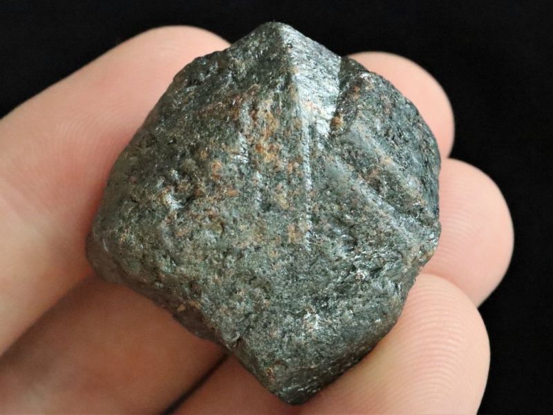 Minerál rutil / rutile - pravý přírodní kámen, drahý nerost, surový krystal - odrůdy rutilu - nigrín, sagenit